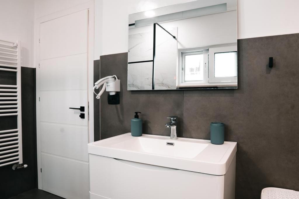 Novi'S Luxury Apartment 1 Gjirokastër Екстериор снимка
